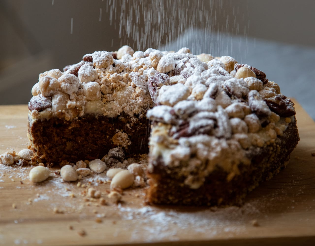 LINIE Aquavit cake being sprinkled with powder sugar
