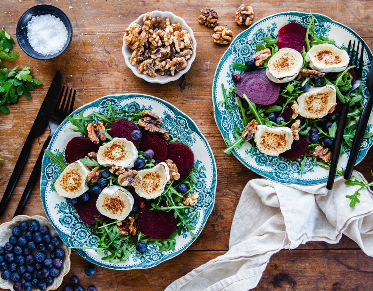 Sallad med getost, rödbetor och valnötter.
