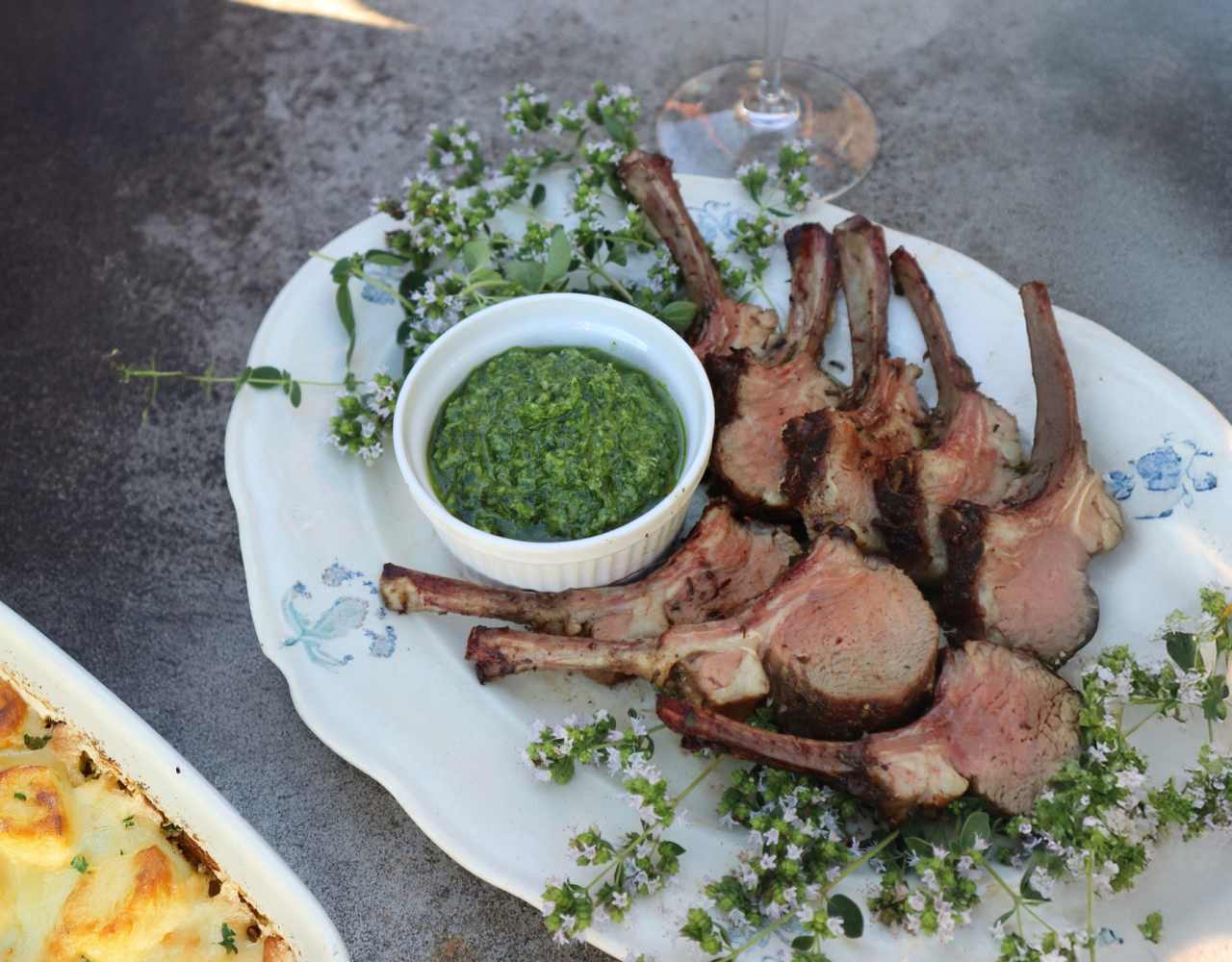 Lammracks med örtdipp och potatisgratäng.