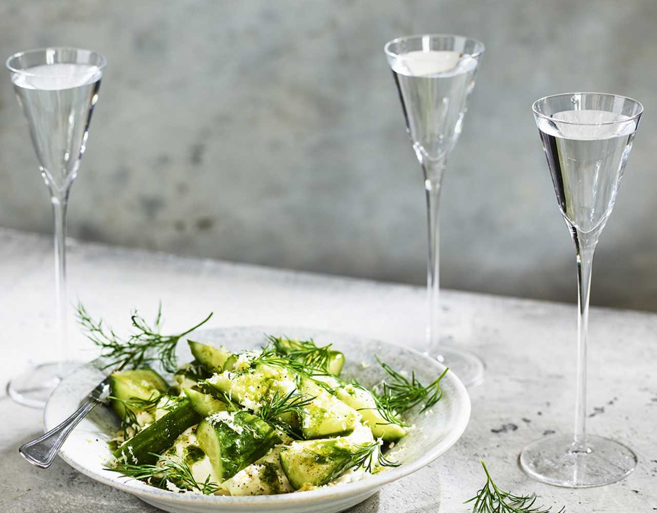 Gurksallad och snapsglas fyllda med O.P. Anderson Dill