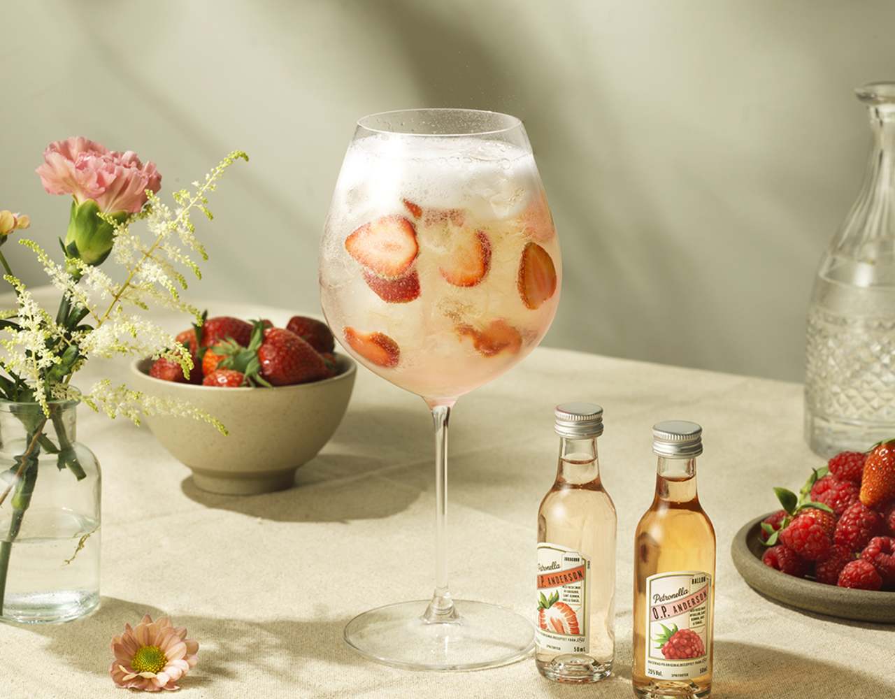 Petronella spritz i stort kupigt glas med is och jordgubbsskivor