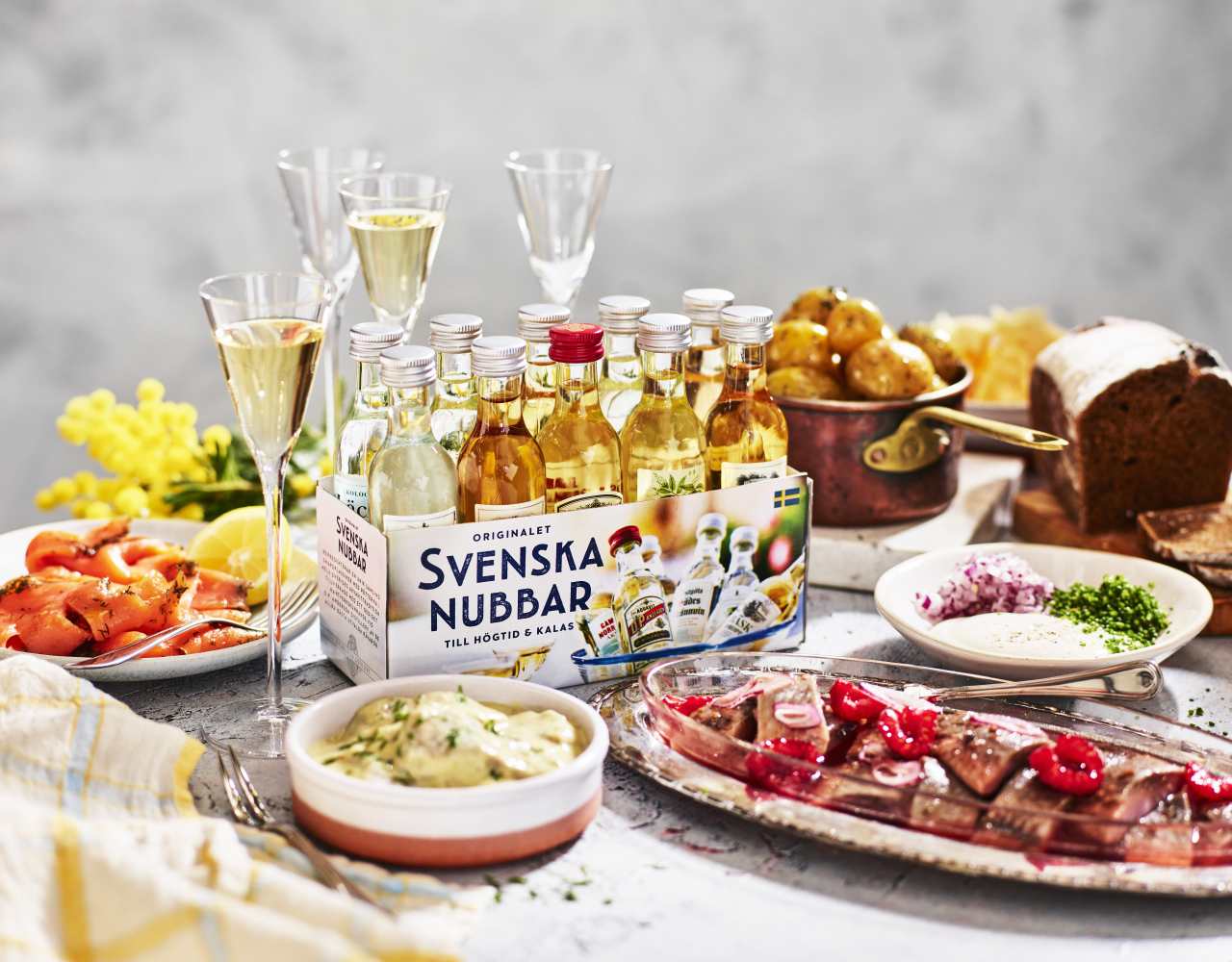 Svenska nubbar mixpack på ett uppdukat smörgåsbord
