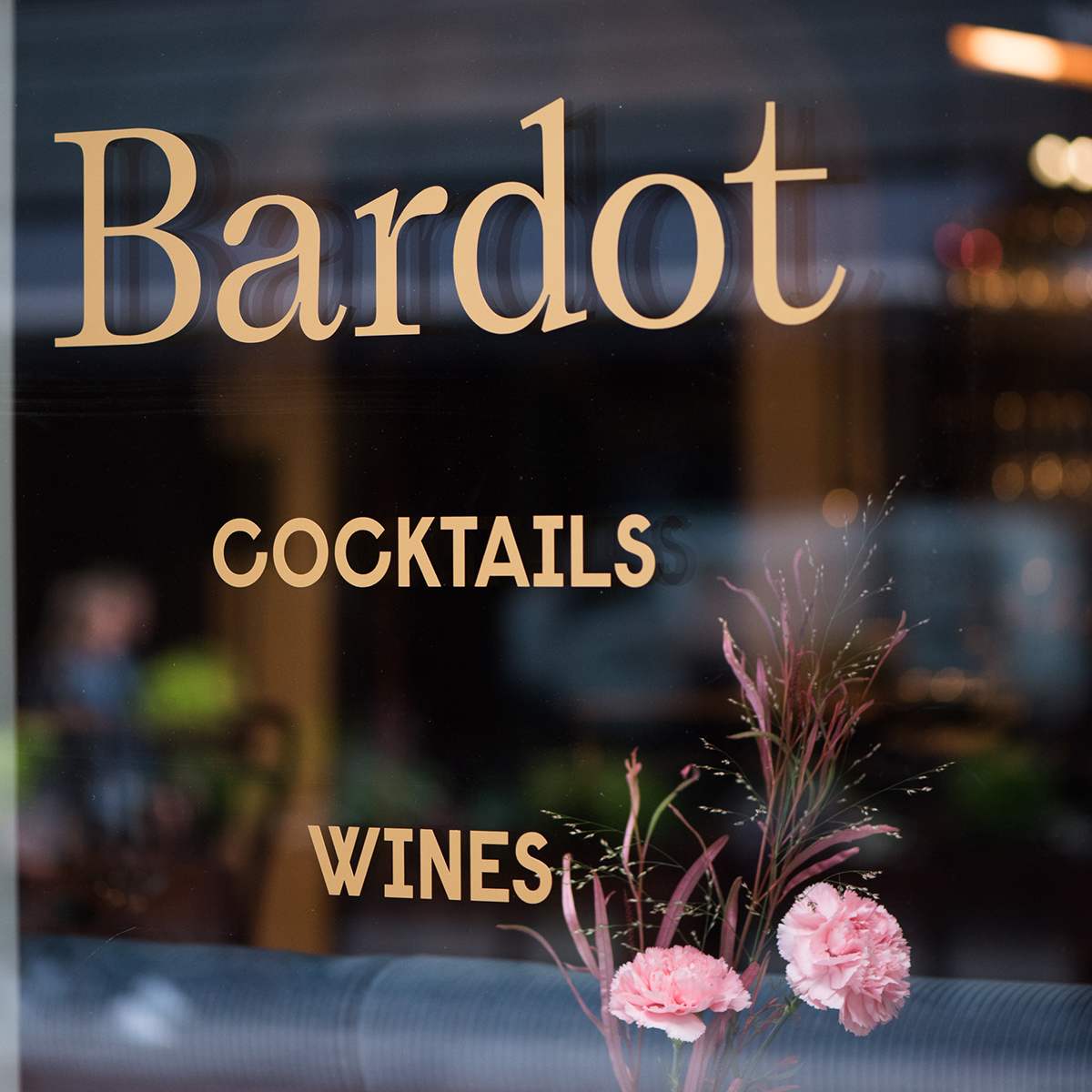 BISTRO-BARDOT_ikkuna