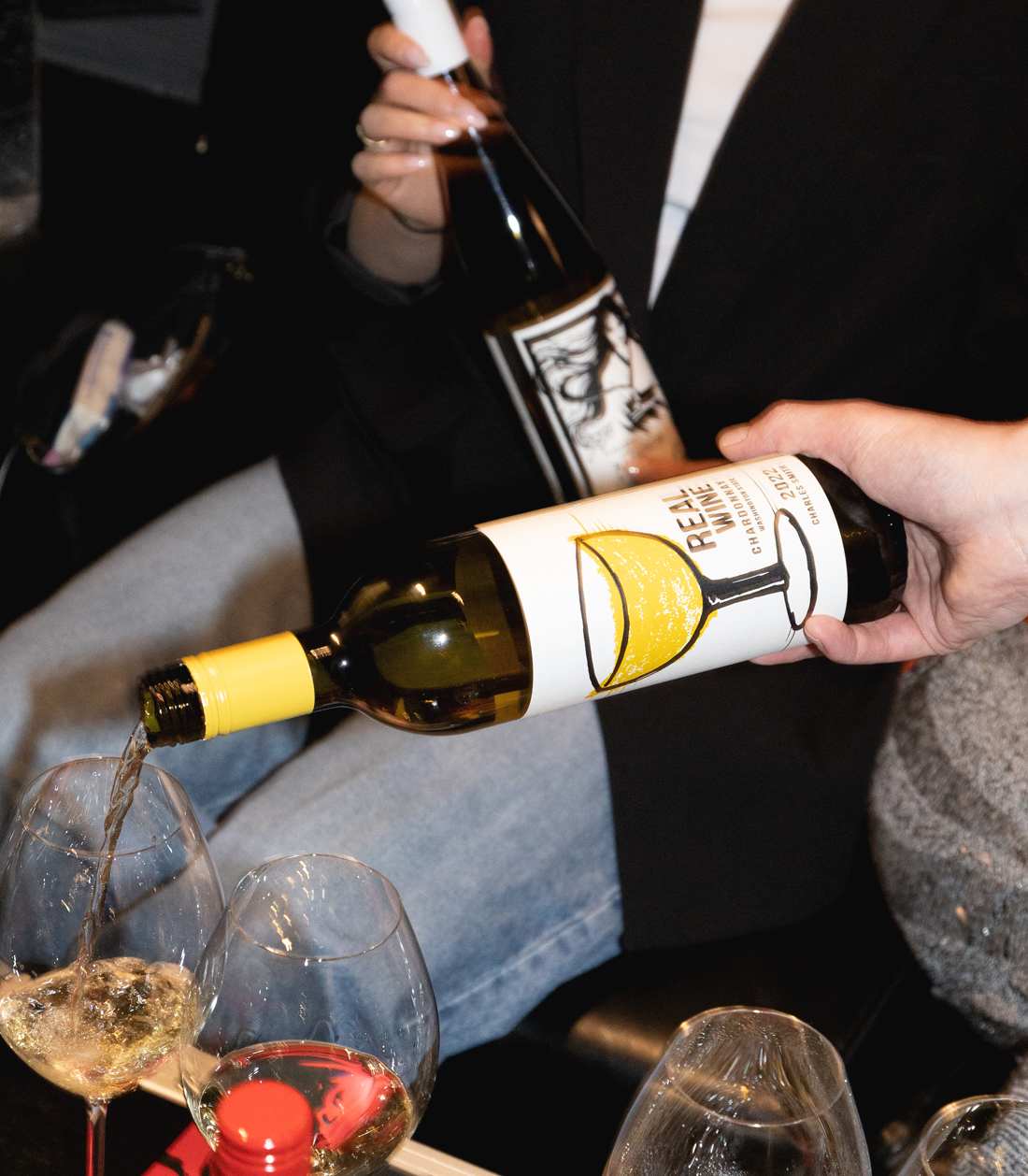 Real_Wine_Chardonnay_kaadetaan_lasiin