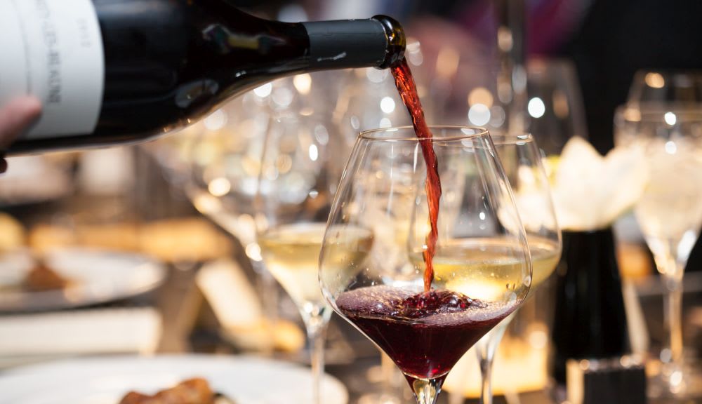 punaviinikaato lasiin