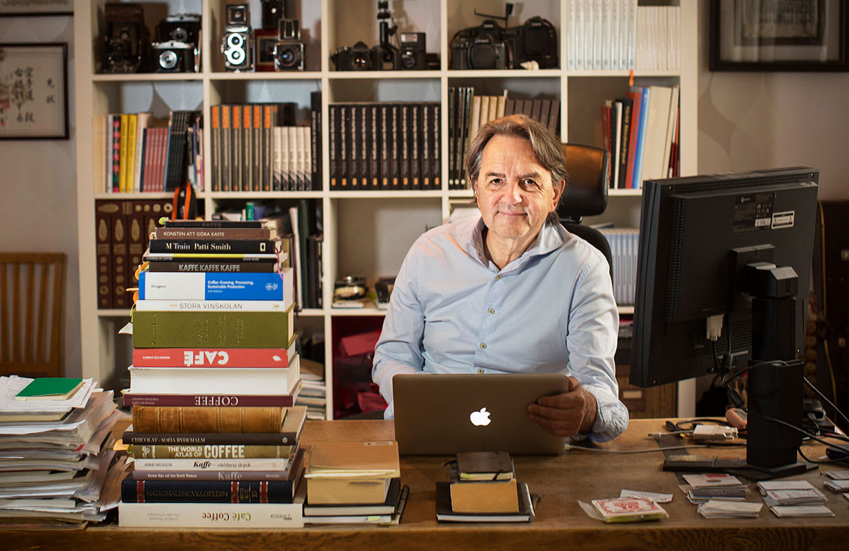 Donald Boström vid skrivbordet