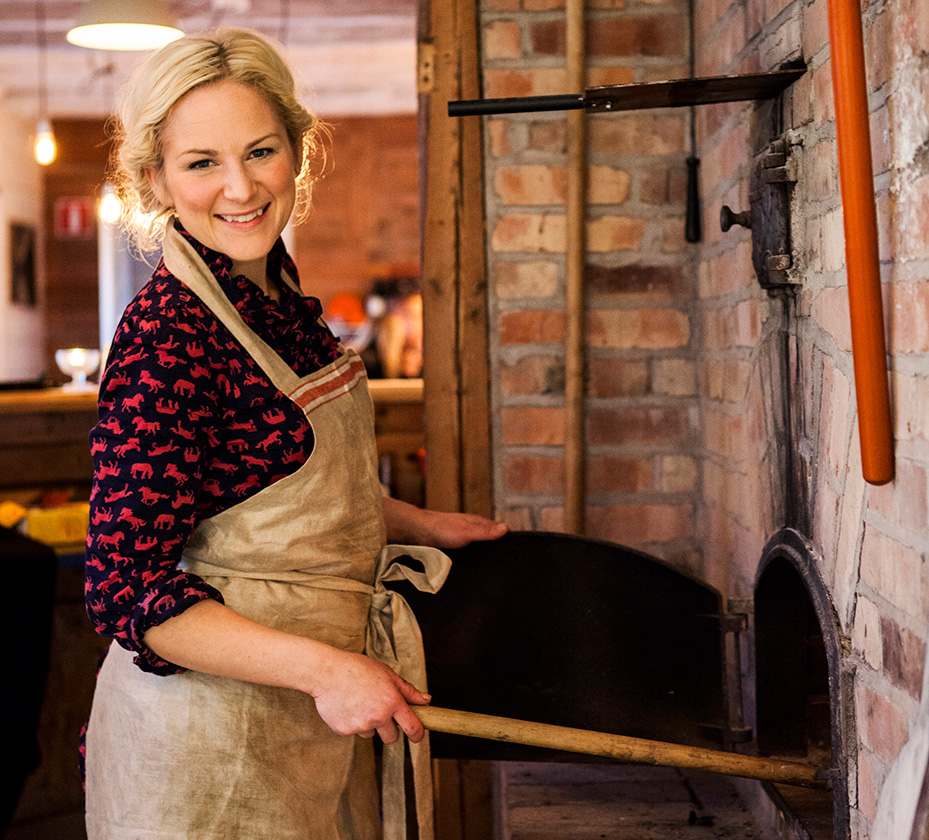 Lisa Lemke vid pizzaugn