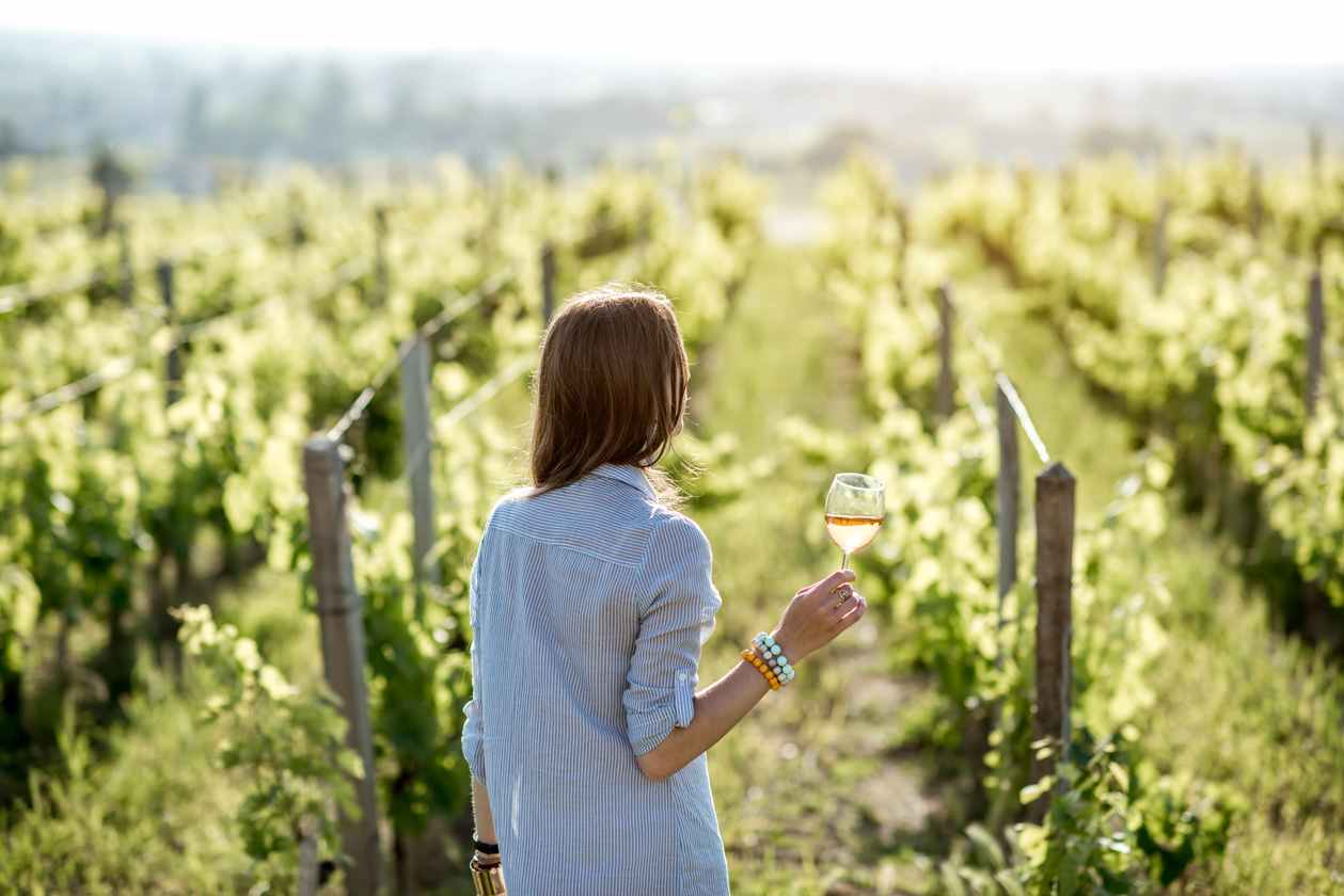 Tjej med Chardonnayglas i handen