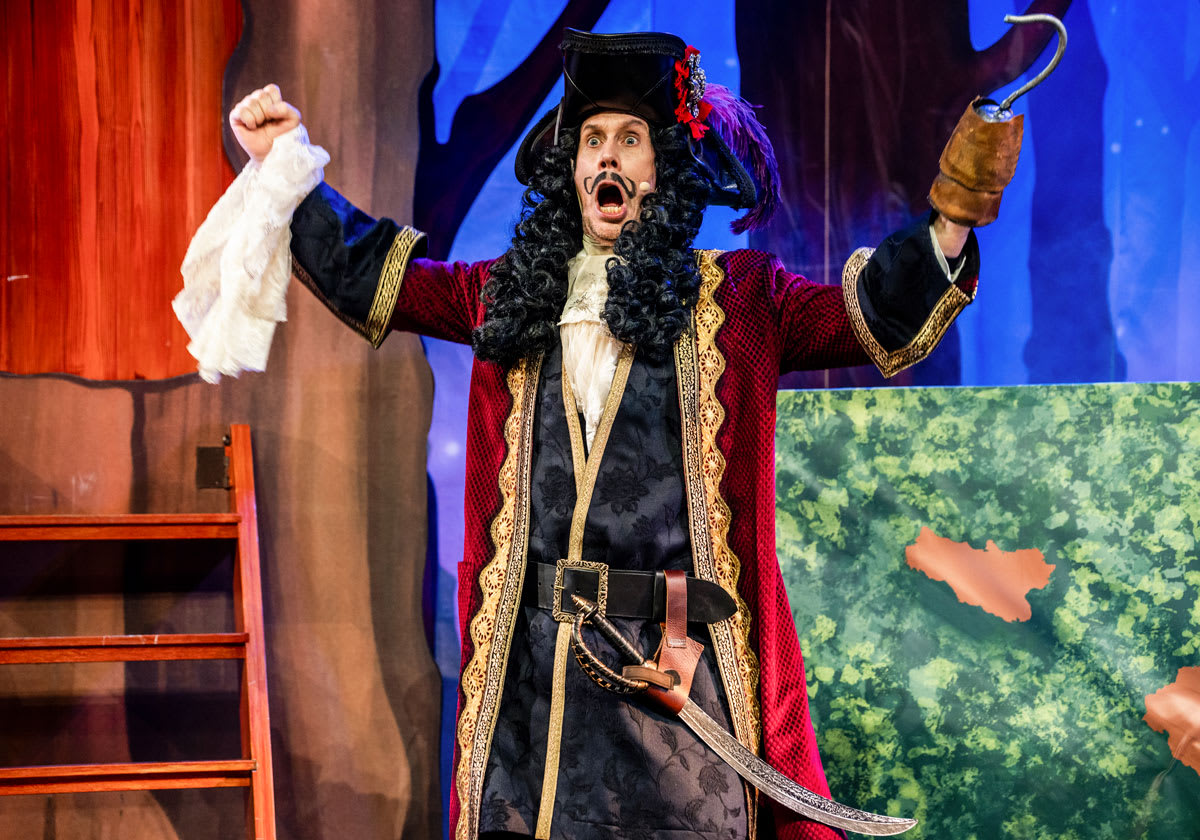 Ola Forssmed som Kapten Krok.