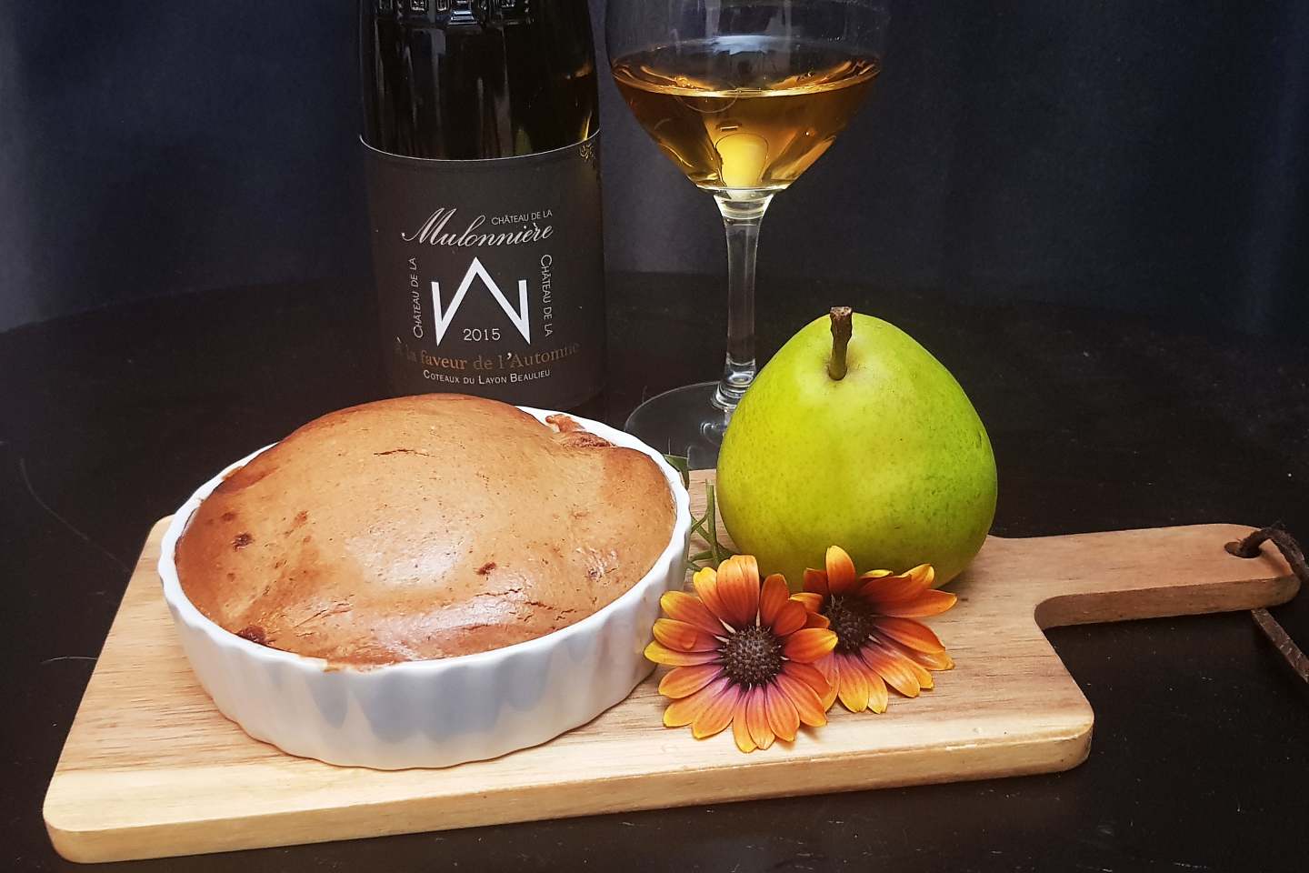 Dessert med päron under nötigt täcke.