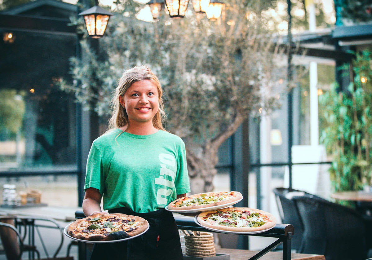 Servitris med pizzor på Centro 