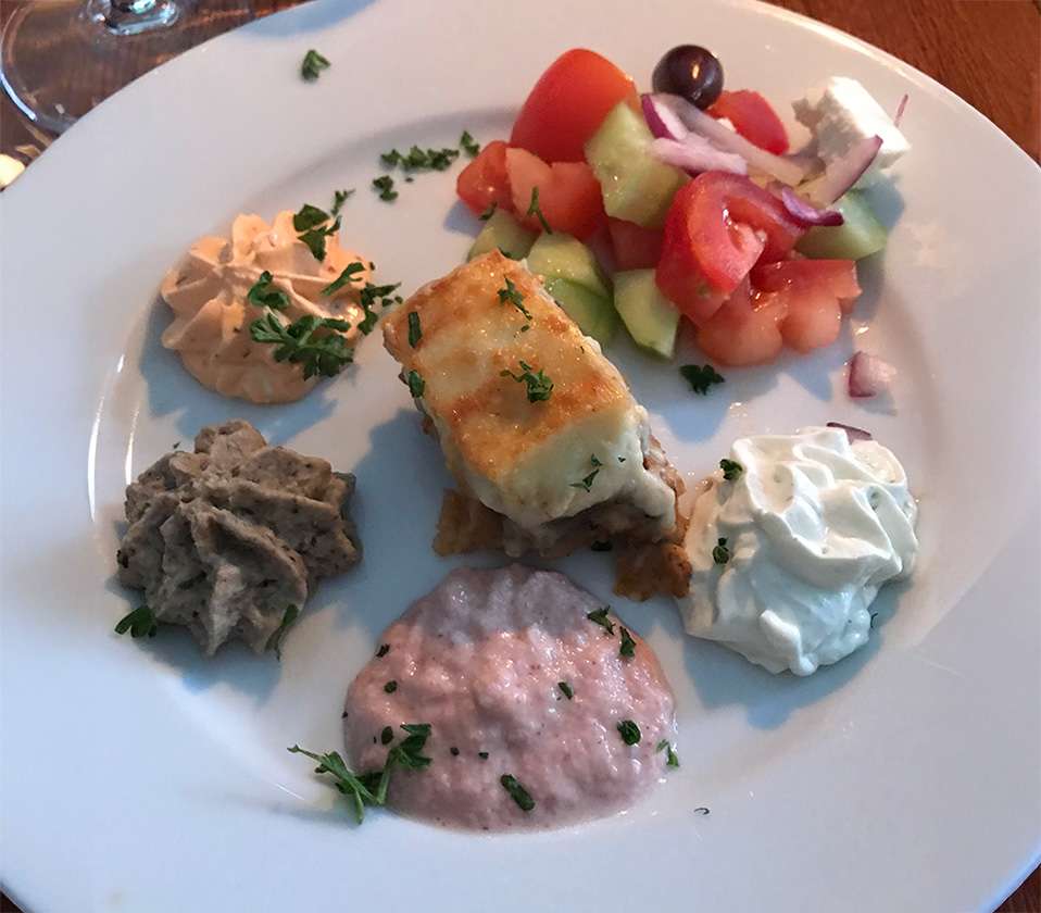 Tallrik med grekiska rätter på Kamaria