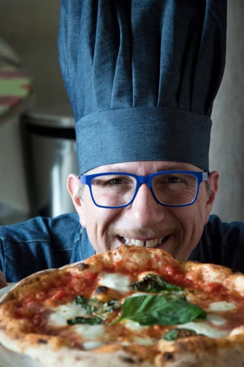 Giovanni Santarpia med pizza