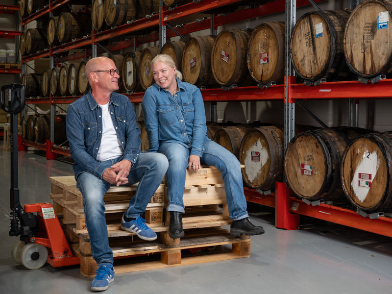 Jonas Odland och Malin Brogarth på distilleriet i Sundsvall.
