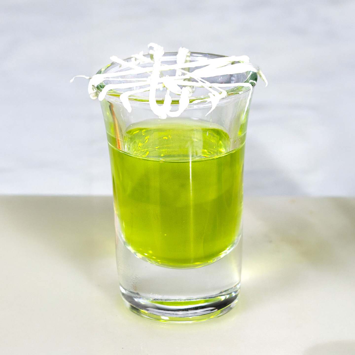 Spindelnät av marshmallows på glas