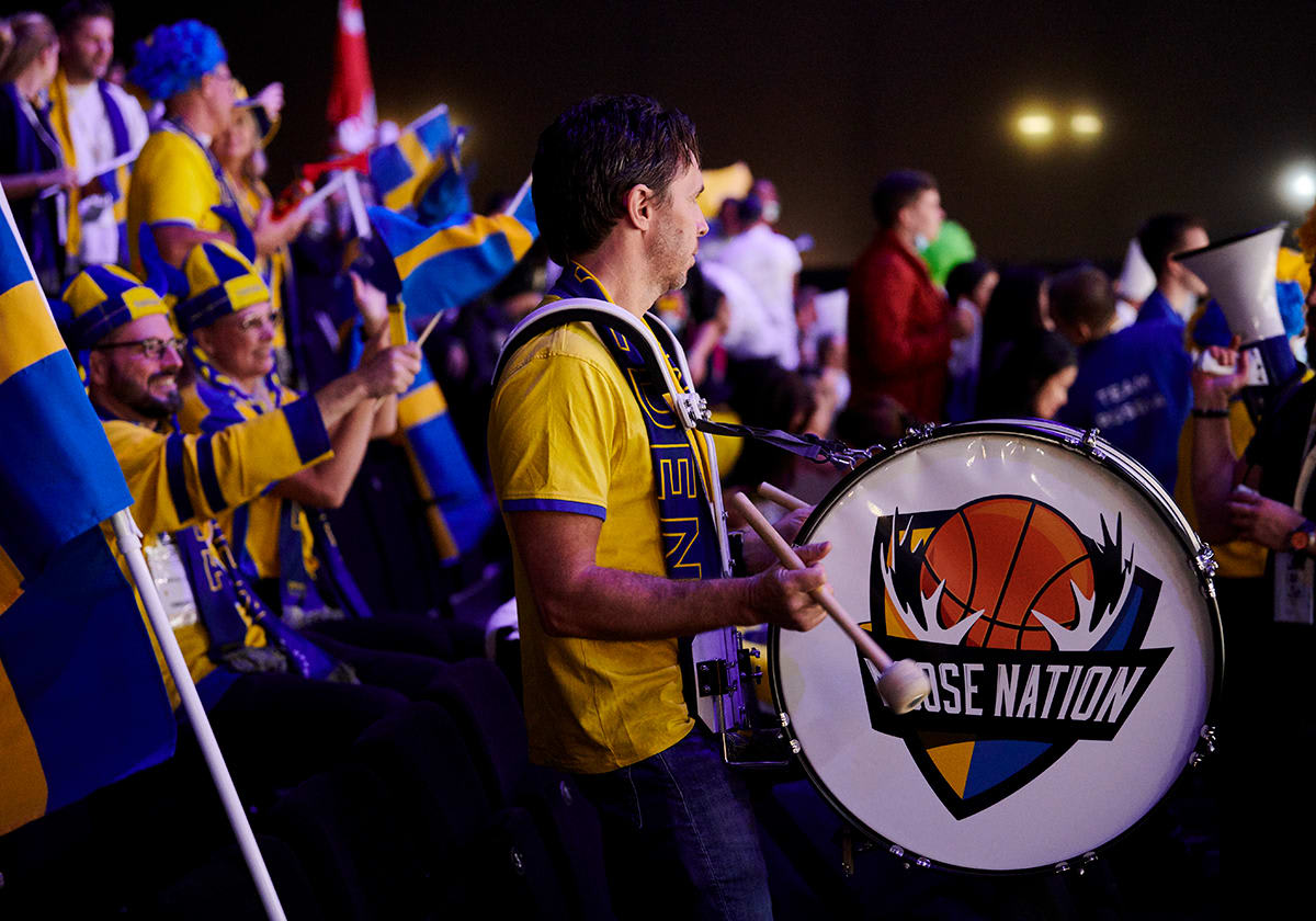 Svenska supportrar med trumma