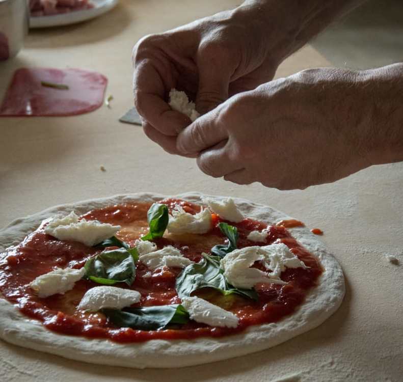 Pizzaan laitetaan täytteitä