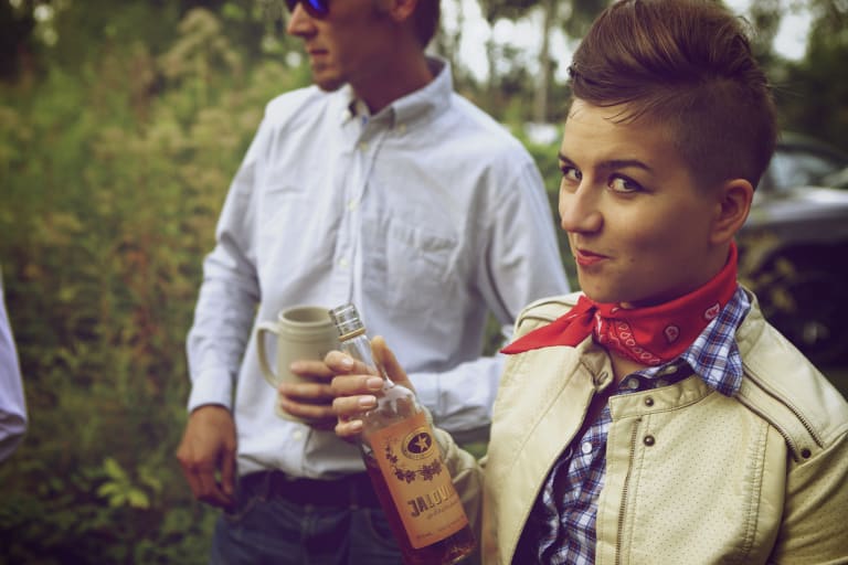  Menschen mit Jaloviina Flasche