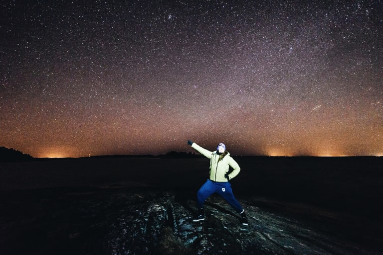 Person stading infront of a nordic night sky with stars