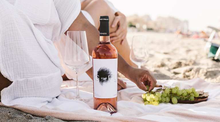 Aromaatne ja marjane, keskmise täidlusega roosa vein.