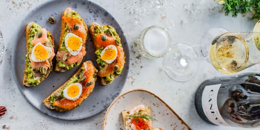 Avokaadokreemi, graavilõhe ja vutimunaga röstsaia suupisted