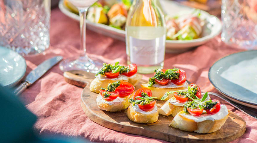 Bruschetta mozzarella, tomati ja pestoga