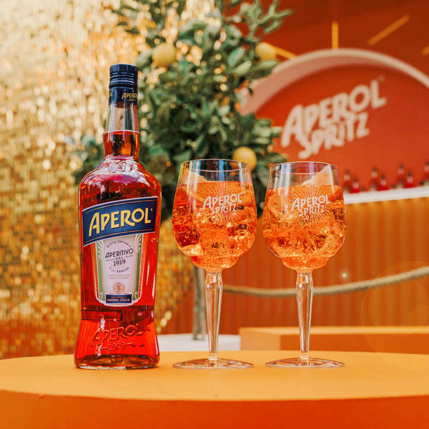Klassikaline Aperol Spritz kokteili retsept apelsiniviilu ja jääga
