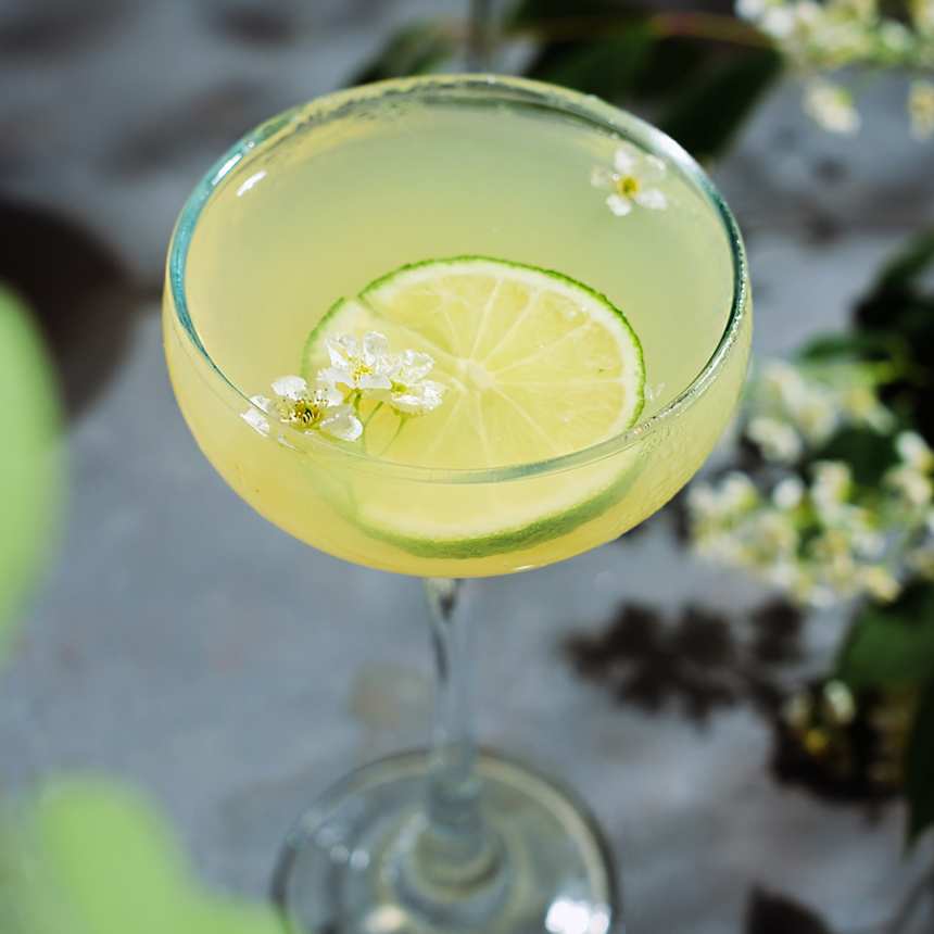 Gimlet džinnikokteil London Dry gini, laimimahla ja suhkrusiirupiga