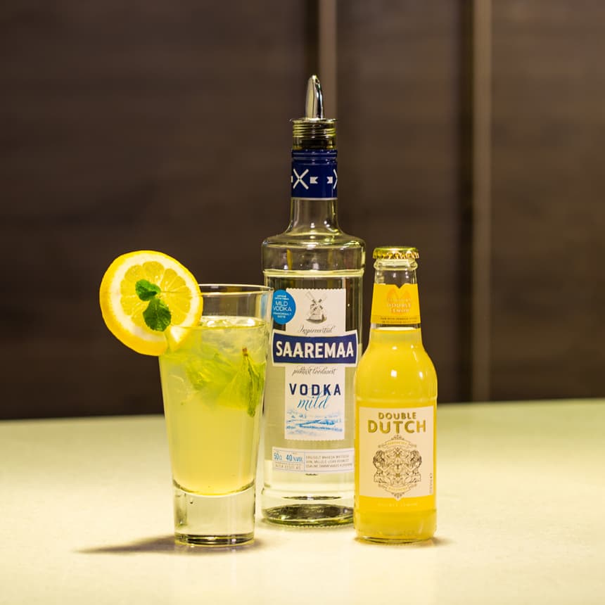 Haljas sidrun viinakokteil