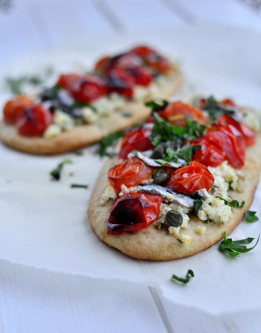 Lameleib kilu, ricotta ja röstitud tomatiga