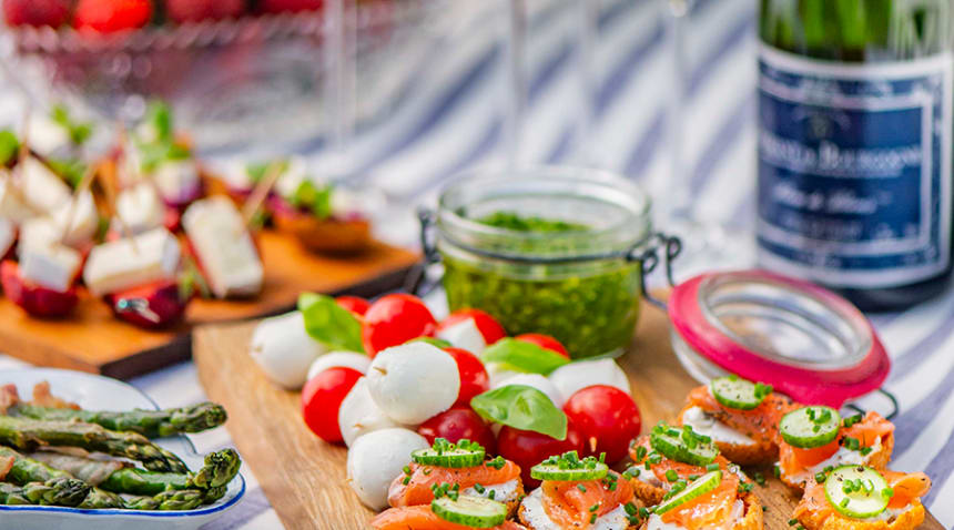 Mozzarella-kirsstomativardad pestoga