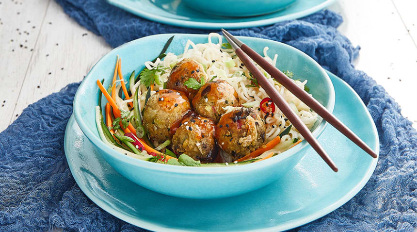 Köögiviljakotletid riisinuudlitega