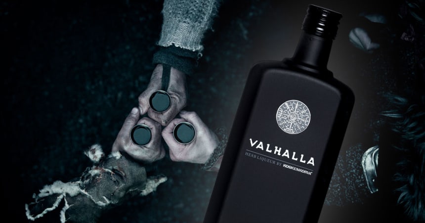 Valhalla-Banner mit Valhalla-Flasche und drei Schnapsgläsern in den Händen