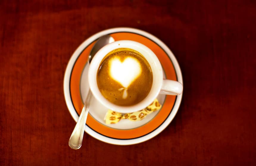 Kaffekopp med hjärta i skummet