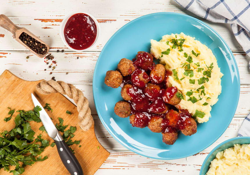 Köttbullar med potatismos och lingonsylt