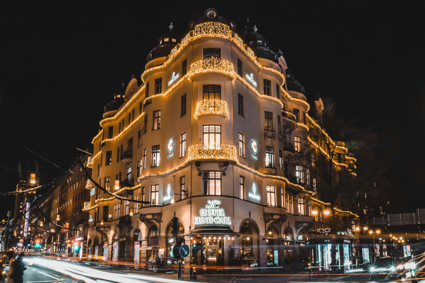 Hotel Kung Carl lyser upp på kvällen.