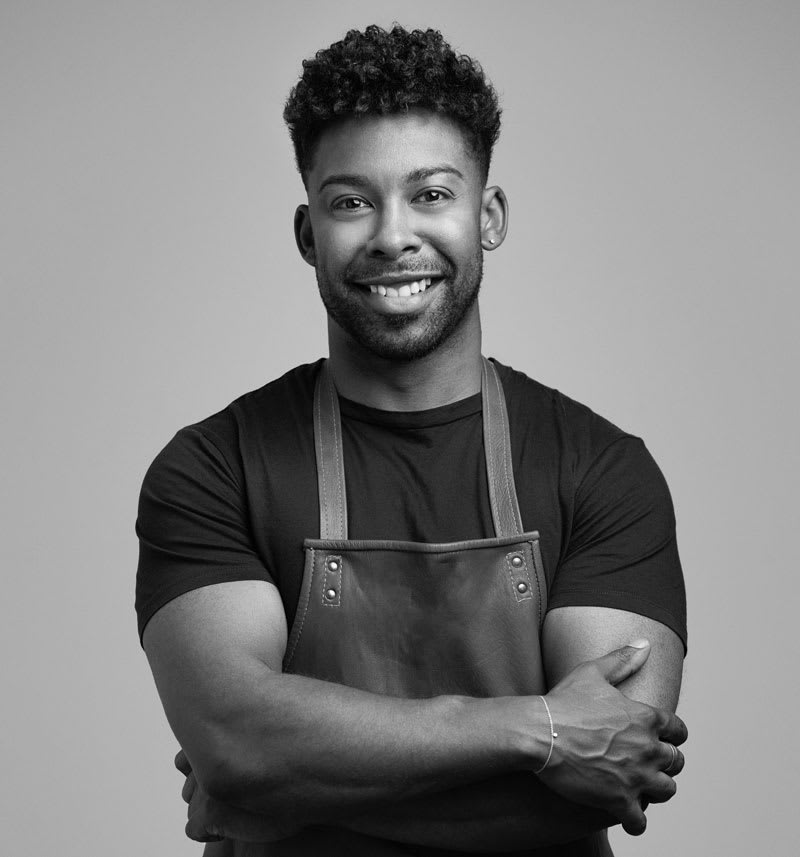 John Lundvik med förkläde, svartvit bild.