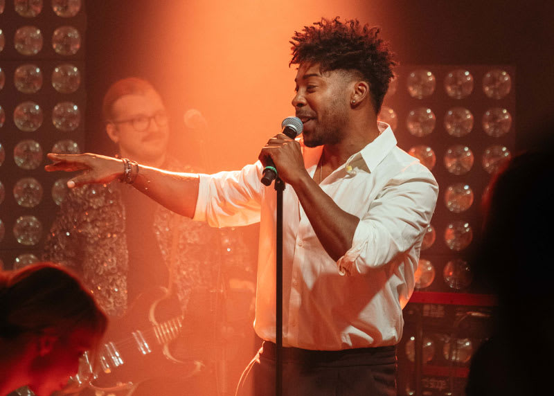 John Lundvik på scen.