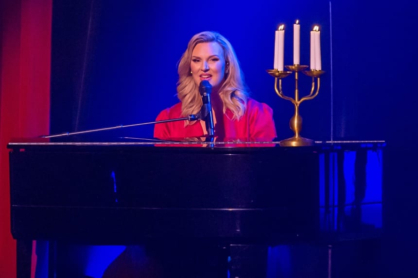 Sanna Nielsen på scen vid ett piano.