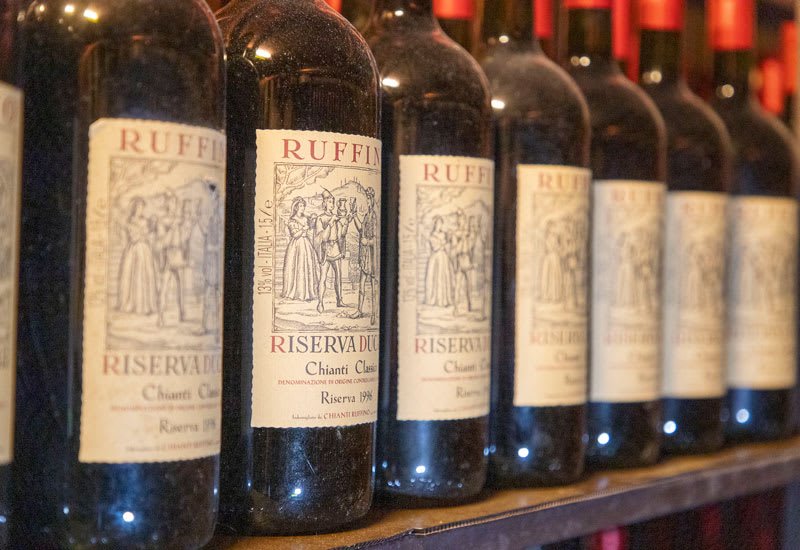  Ruffino Riserva Ducale - flaskor på rad.