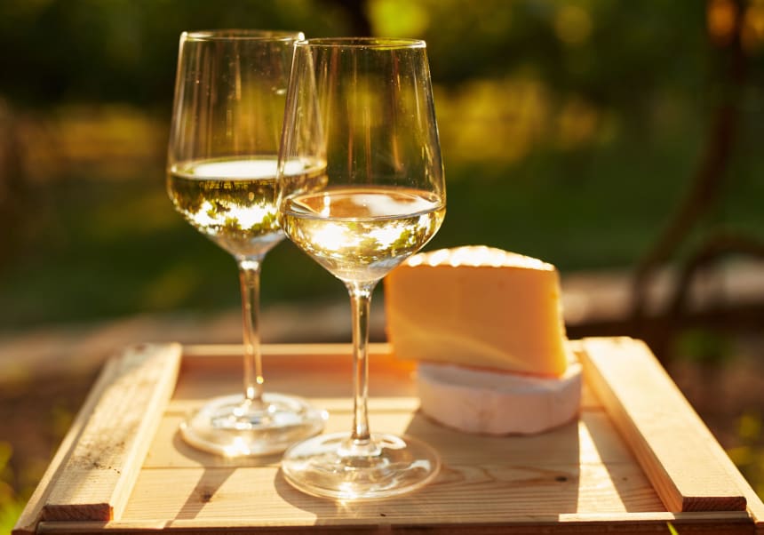 Vitt vin i två glas med två ostar bredvid.