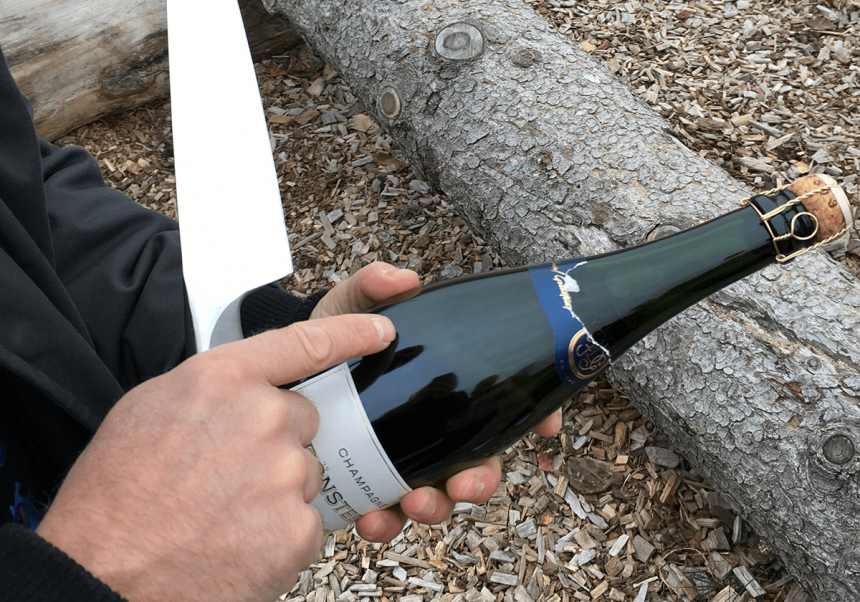 Hitta en av de två fogarna i glaset längs flaskans sida.
