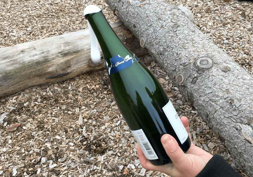 Kraften när du slår emot denna ring med kniven förstärks genom flaskans inre tryck så att korken flyger iväg