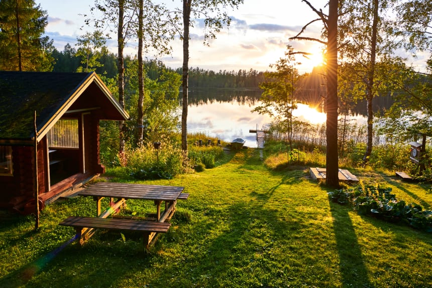 Röda sommarstuga vid sjö