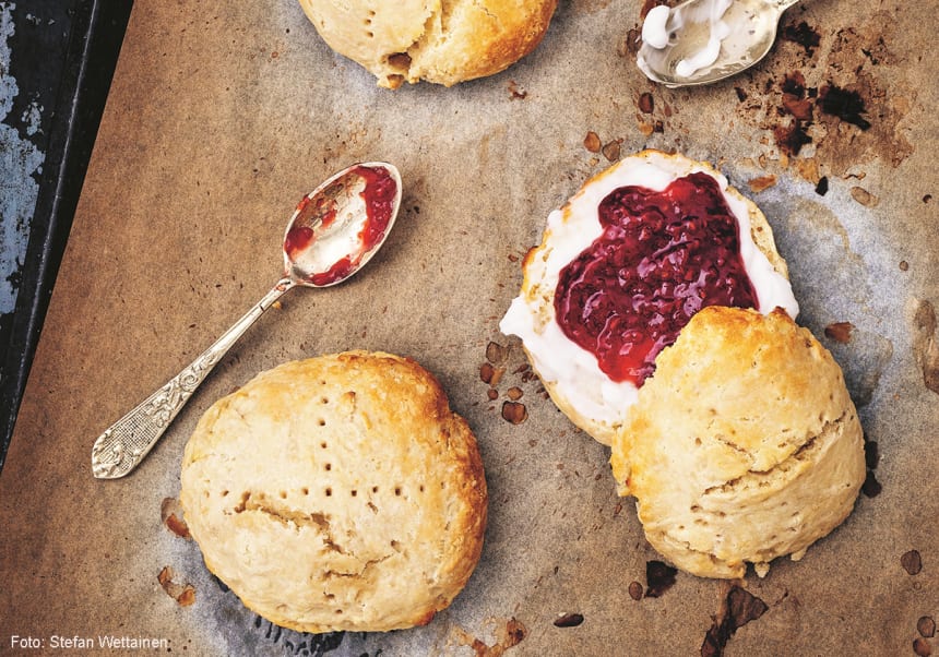 Veganska scones med sylt och cream cheese