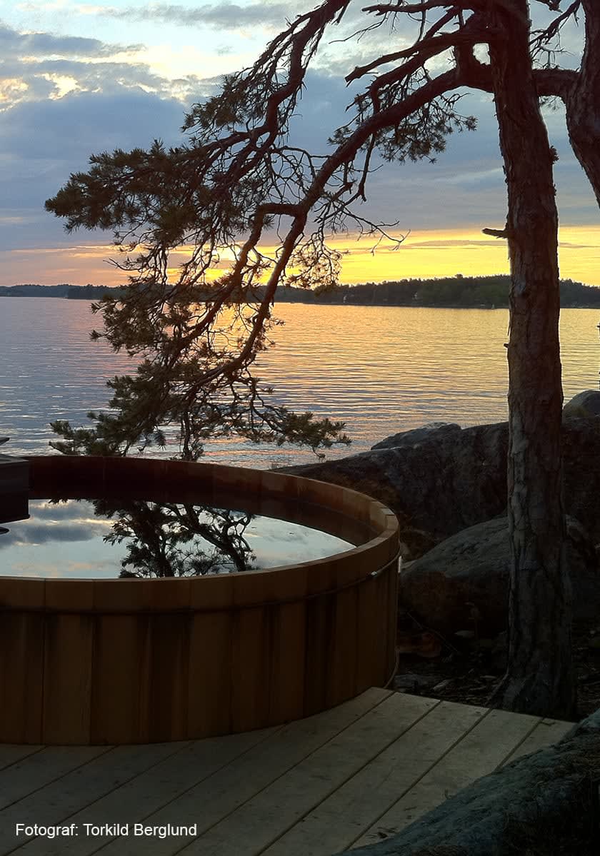 Badtunna vid Island Lodge med utsikt över vatten