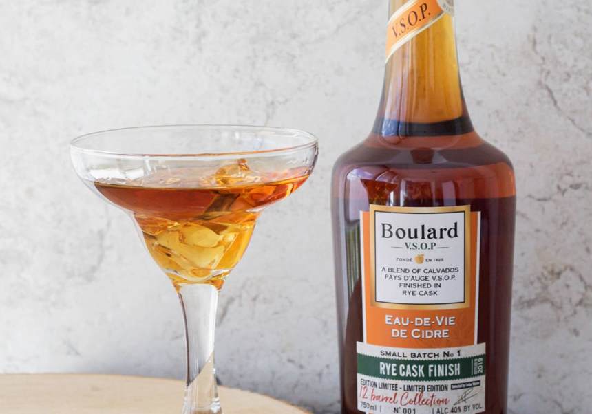 Boulard VSOP Rye Cask med glas mot marmorvägg