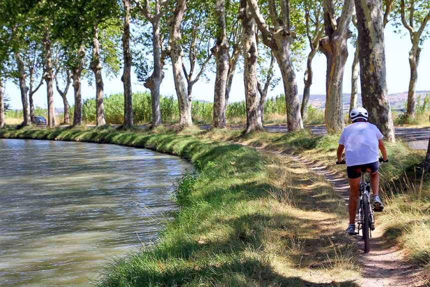 Cykla vid kanalen i Bordeaux