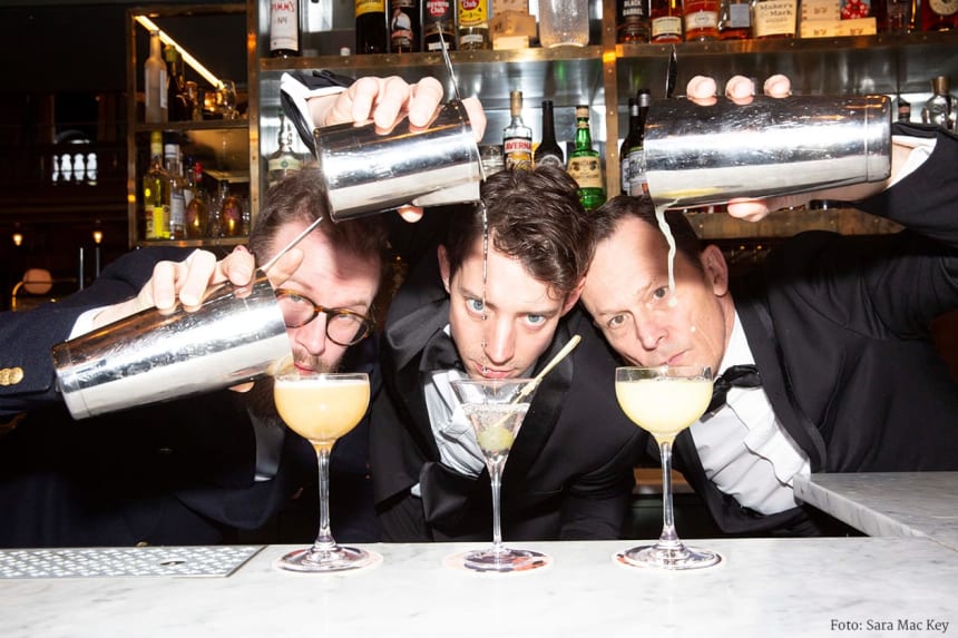  Emil Åreng, Adam Lundgren och Måns Herngren häller upp cocktails