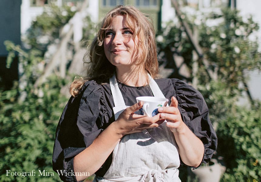 Elsa Billgren med kaffekopp